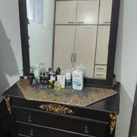 تخت دو نفره به همراه دراور و آینه و دو عدد پاتختی