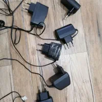 تعدادی شارژر موبایل قدیمی و سوزنی