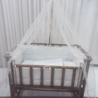گهواره وتخت کنار مادر