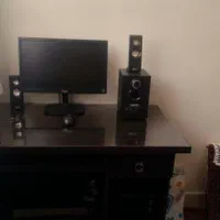 کامپیوتر با میز و صندلی