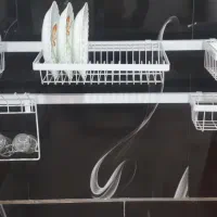 آبچکان پنجره‌ای رو کابینت