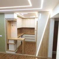 کارگر ساده برای کمک به نصاب کابینت