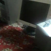 یک دستگاه کامپوتر|رایانه رومیزی|میانه, |دیوار