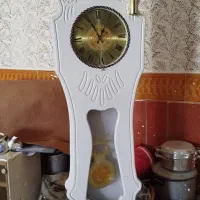 ساعت سفید ایستاده