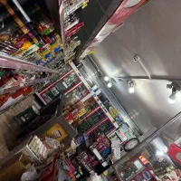 کارگر مسئول چیدمان سوپر مارکت