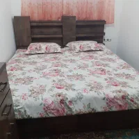 دوتاتخت جوان جداازهم ،هم اینکه کنارهم دونفره میشه