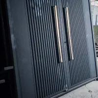 مدرن کلاسیک.  کیفیت برتر درب حیاط