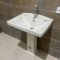 روشویی نو نو اصلا استفاده نشده. بدون شیر