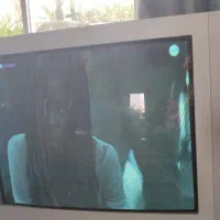 تلویزیون بزرگ قدیمی روشن