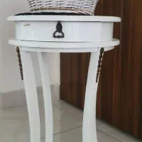 میز تلفن به همراه سبد گل