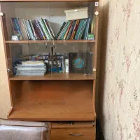 کتابخانه چوبی شیشه‌ای با میز تحریر و ۴ کشو