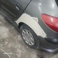 به یه کارگر ماهر یا نیمه ماهر در نقاشی ماشین