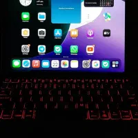 تبلت ۱۰.۹ اینچ اپل مدل آیپد ۲۰۲۲ و کیبورد بلوتوثی