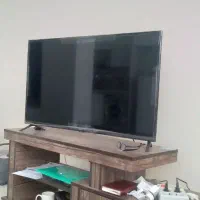 تلوزیون به‌همراه میز نو