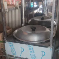 سمبوسه زن و ویترین مغازه گرمکن سمبوسه