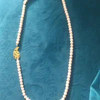 گردنبد صورتی کمرنگ با آویز برنجی