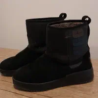 یک جفت کفش اسپرت  و یک جفت نیم بوت