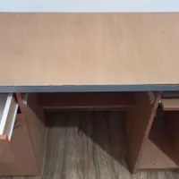 میز تحریر و کامپیوتر