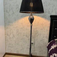 آباژور ایستاده کنار سالنی