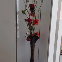 گلدان شیشه ای و گل تزئینی