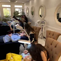 اجاره-میز-ناخن-و-تخت-مژه