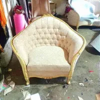 کارگر رنگ کار مبل  حرفه ای برای تعمیرات مبلمان