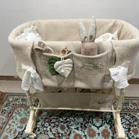 تخت کنار مادر