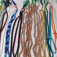 تعدادی تسبیح همه نوع با قیمتهای متفاوت