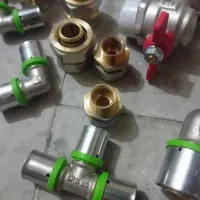 تعدادی شیرآلات و اتصالات پکیج