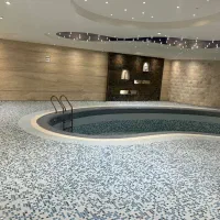 تمیزکار و نظافت کار و کفشدار استخر