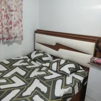 تخت به همراه دراور و پاتختی