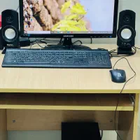 کامپیوتر و میز کامپیوتر