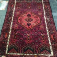 یک فرش قدیمی دستباف روستایی