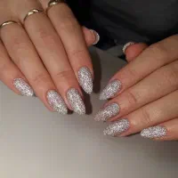 ارائه خدمات تخصصی کاشت ناخن