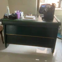 میز اداری ترکیب چوب و شیشه و چرم با فایل سه کشو