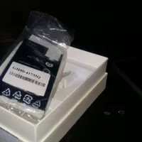 یک عدد دستگاه موبایل A3 و یک شارژر میکرو