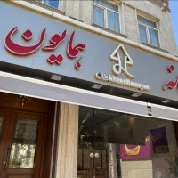 فروشنده خانم با روابط عمومی بالا
