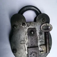 قفل قدیمی بریتانیا و آفتابه مسی قدیمی