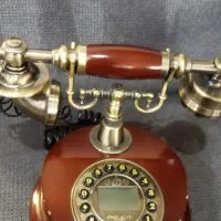 یک عدد تلفن رو میزی قشنگ و زیبا سالم