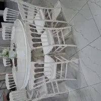 صندلی pp ناپلئونی و میز چوبی گرد