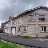 یک کارگر کار جهت همکاری کاشی کاری