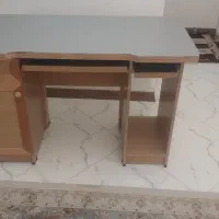 میز کامپیوتر در حد نو
