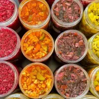 انواع ترشیجات وسبزی و بادمجان و پیاز داغ سرخ شده