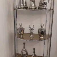 ویترین به همراه وسایل دکور