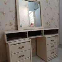 میز ارایش به همراه آینه و پاتختی