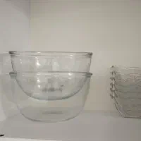 ظروف شیشه ای دوتا کاسه بزرگ. سه تا مرغ خوری