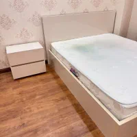 تخت دو نفره همراه تشک و پاتختی