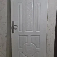 درب اتاق خواب HDF رنگ‌پذیر سالم و تمیز در حد نو