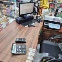 فروشنده خانم در فروشگاه