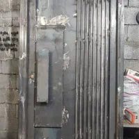 درب حیاطی ماشین رو و نفر وباغی